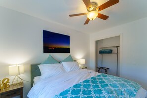 3 bedrooms, desk, iron/ironing board, travel cot