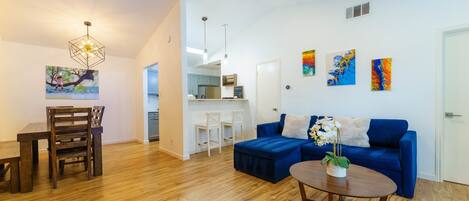 TV connectée, cheminée, livres