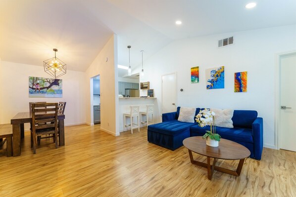 Smart TV, fireplace, books - Family Friendly & King Suite & Fire Pit, 9 Mil DT (Austin)