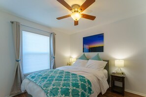 3 chambres, bureau, fer et planche à repasser, lit parapluie