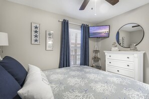 3 bedrooms, iron/ironing board, free WiFi, bed sheets - Live Like a Local Too (Miramar Beach)