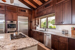 Fridge, microwave, oven, stovetop - Beautiful Mahogany Run Villa - Ocean view, Private (Northside)