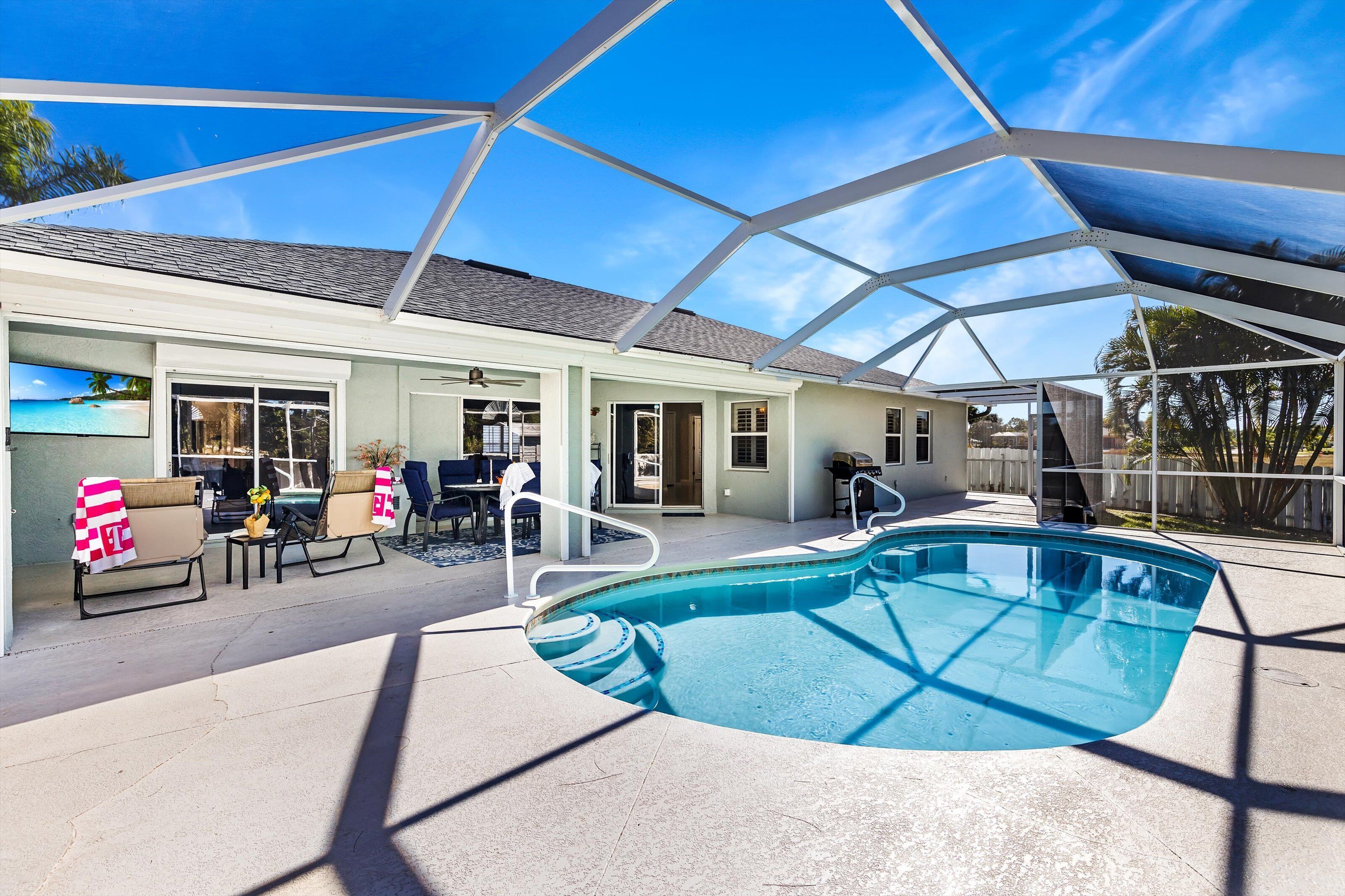 Great outdoor living area! Electric-heated pool & fully fenced yard - Villa Emerson