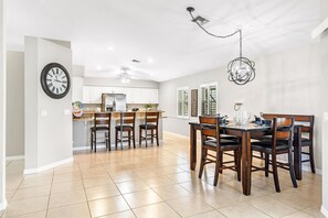 Dining - Villa Blue Coral Oasis - Great outdoor living area! Elect-heated pool & fenced yard - SWFL Rentals (Cape Coral)