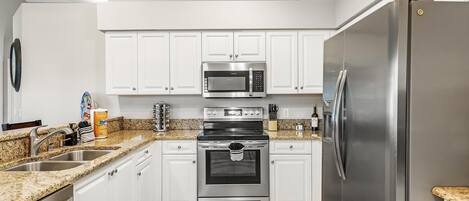 Geladeira, micro-ondas, fogão, cooktop