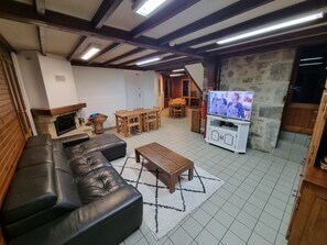 Smart-TV og peis