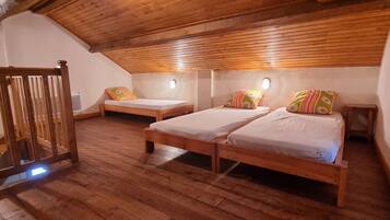 5 bedrooms, free WiFi, bed sheets