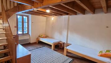 5 bedrooms, free WiFi, bed sheets