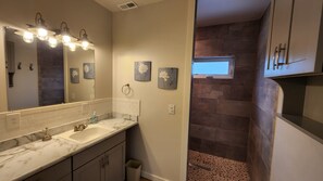 Douche, séchoir à cheveux, serviettes fournies, savon