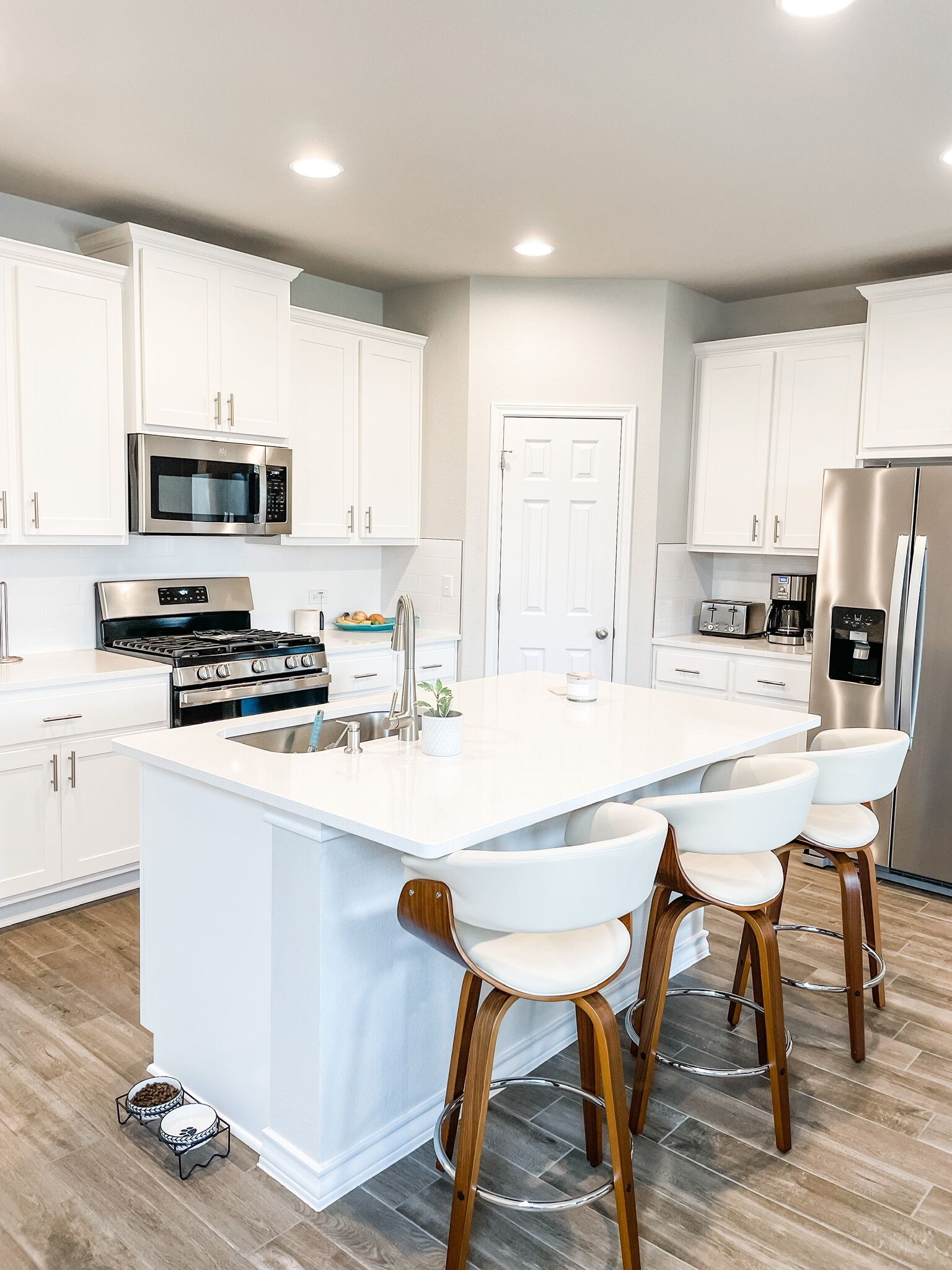 Bright & Modern East Austin Home w/ beautiful yard near Tesla, AUS & Breweries