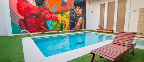 Una piscina al aire libre