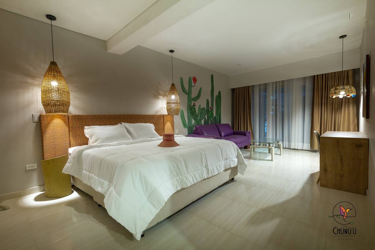 ห้องดีลักซ์สวีท | เครื่องนอนระดับพรีเมียม, ผ้านวมขนเป็ด, มินิบาร์, ตู้นิรภัยในห้องพัก