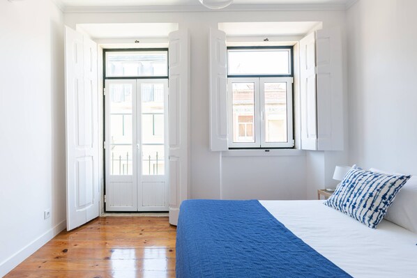 2 bedrooms, iron/ironing board, internet, bed sheets