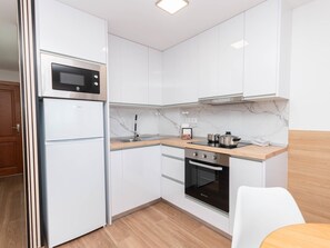 Refrigerador, microondas, cafetera/tetera, tostadora