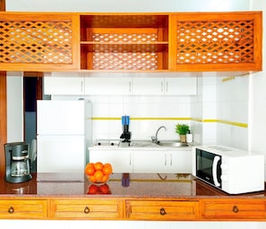 Een koelkast, een microgolfoven, een koffiezetapparaat/waterkoker