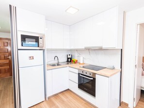 Réfrigérateur, micro-ondes, cafetière/bouilloire, grille-pain