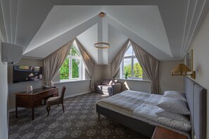 Caja fuerte, cortinas opacas, tabla de planchar con plancha