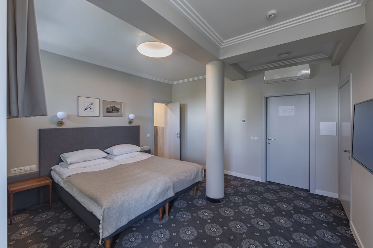 Business Room | In-room safe, blackout drapes, iron/ironing board, free WiFi