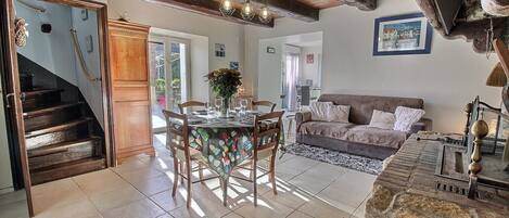 Televisor, llar de foc i llibres