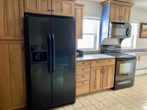 Geladeira, micro-ondas, fogão, cooktop