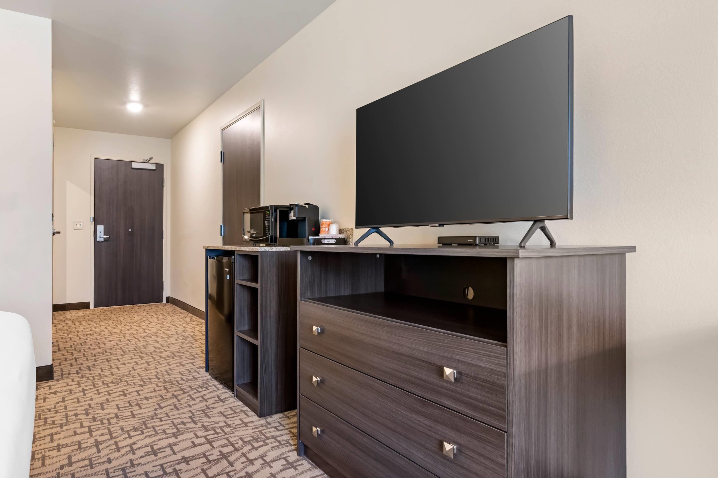 room, 1 king bed, accessible, non smoking | desk, blackout curtains, iron/ironing board, free wifi