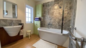Ensemble baignoire-douche, séchoir à cheveux, serviettes fournies, savon