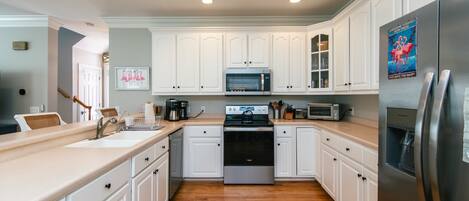 Refrigerador, microondas, horno y lavavajillas