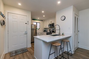 Kylskåp, mikrovågsugn, ugn och spishäll