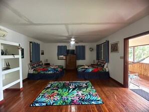 Deluxe Room | Desk, laptop workspace, travel crib, free WiFi