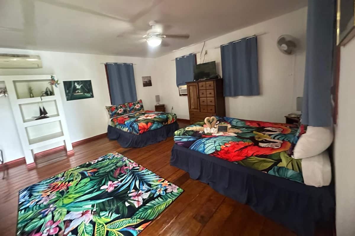 Habitación Deluxe | Escritorio, espacio para trabajar con un portátil, cuna de viaje