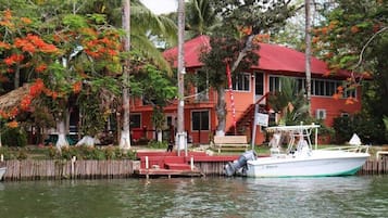 Fachada de la propiedad