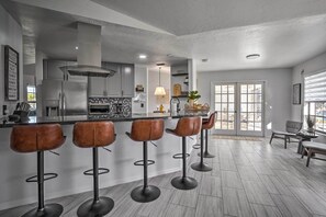 Refrigerador, microondas, parrilla de estufa y lavavajillas 