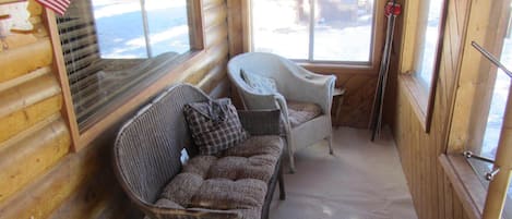 TV connectée, lecteur de DVD, livres, vidéothèque