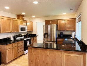 Refrigerador, microondas, horno y parrilla de estufa 