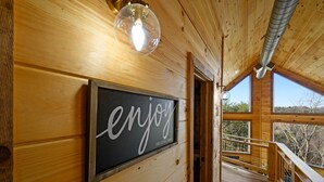 Ein Holzinterieur mit einem Schild, auf dem steht: "genieße die kleinen Dinge."