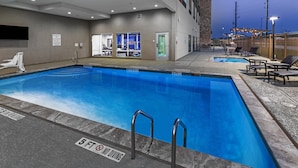 A swimming pool with a lifeguard on duty sign, a no diving sign, and a 5 ft depth marker. - Holiday Inn Express & Suites Houston SW - Rosenberg by IHG (Richmond)