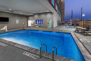 Outdoor pool, open 10:00 AM to 10:00 PM, sun loungers - Holiday Inn Express & Suites Houston SW - Rosenberg by IHG (Richmond)