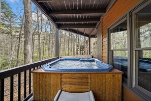 Outdoor spa tub - 2 River Front Cabins side by side!  7th night free! Ask host (Ellijay)
