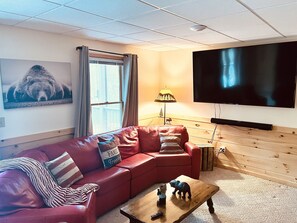 Una Smart TV, una chimenea, un reproductor de DVD, un futbolín