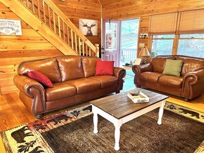 Una Smart TV, una chimenea, un reproductor de DVD, un futbolín