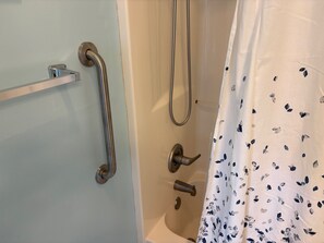 Ensemble douche/baignoire, sèche-cheveux, serviettes fournies