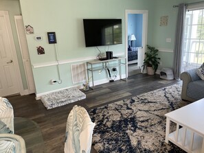 TV - Perfect Pet Friendly 2 Bedroom Condo in the Heart of Myrtle Beach! (Myrtle Beach)
