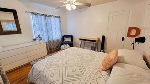 2 habitaciones, escritorio, tabla de planchar con plancha y wifi gratis 