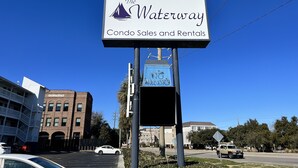 Une enseigne indiquant les ventes et les locations de logements du complexe The Waterway.
