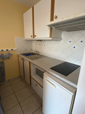 Réfrigérateur, batterie de cuisine, vaisselle et ustensiles