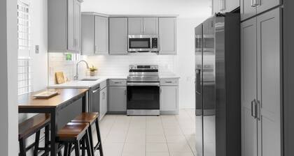 Beautiful remodeled 2 bedroom home — 5 min from the beach! 20 percent for week