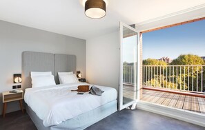 In-room safe, free WiFi, bed sheets