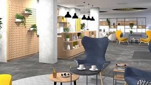 Un interior moderno con un mostrador de recepción, zona de estar y estanterías con plantas.