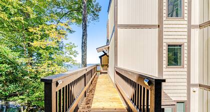 Dog-friendly escape near Beech Mountain Resort with mountain views & fireplace