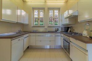 Réfrigérateur, micro-ondes, lave-vaisselle